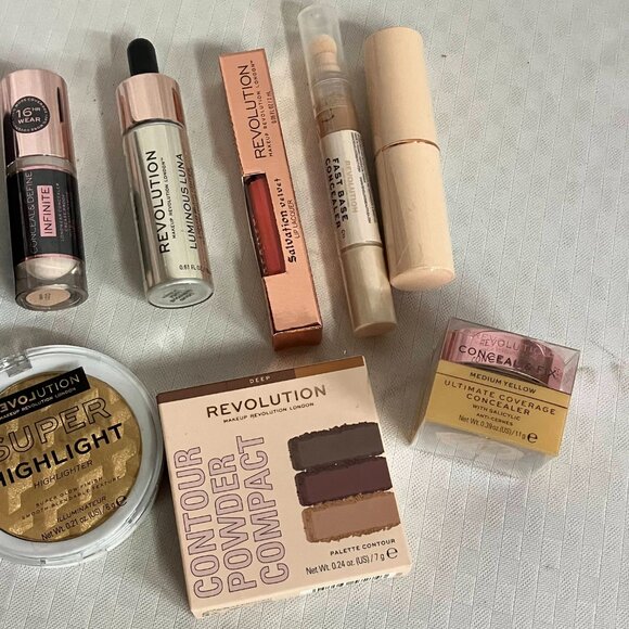 Revolution 10pc Face Makeup Kit | Primer, Concealer, Highlighter, Powder - Picture 3 of 3